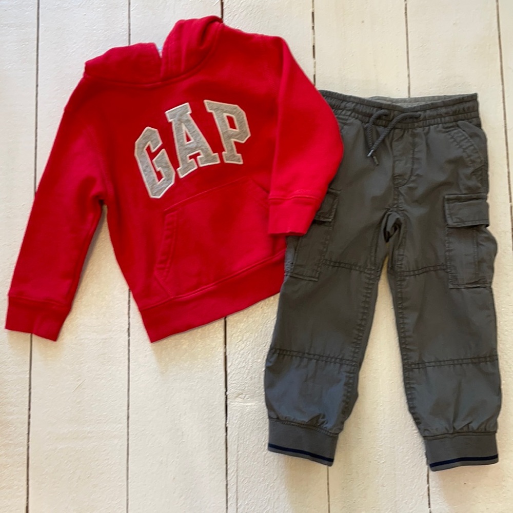Gap Boy’s Joggers and Sweatshirt Size 3T
